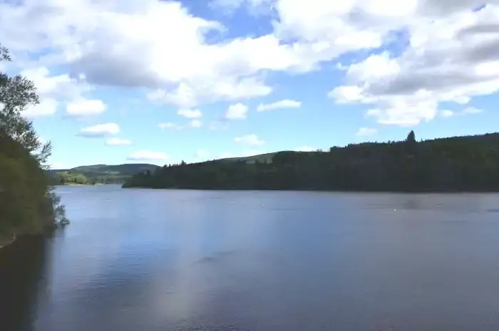 Le lac de la Raviège sur la randonnée à Lamontélarié