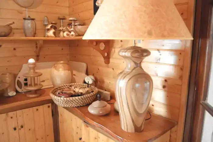 Lampes et objets en bois tournés artisanalement