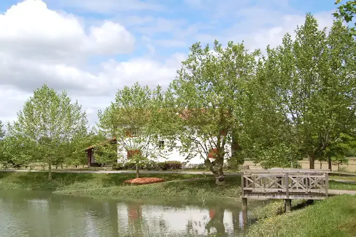 Une maison Basque sur les bords de l'Ardanavy sur la randonnée à Urt