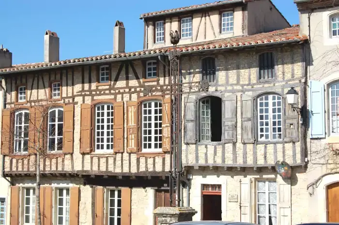 Maisons à colombages sur la place de la mairie à Saint-Félix-Lauragais