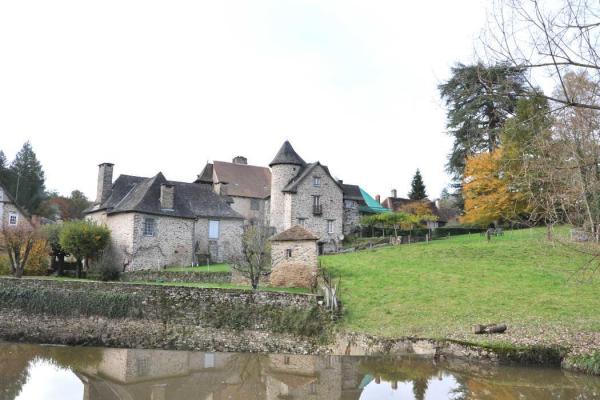 Maisons de Ségur-le-Château sur les bords de l'Auvézère