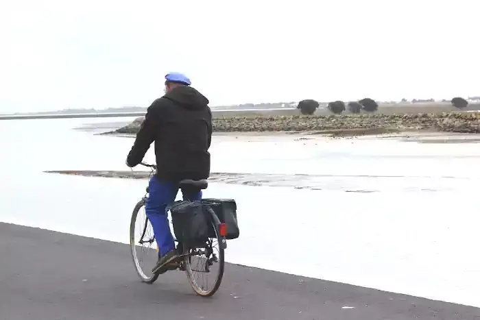 Marin sur son vélo à Noirmoutier