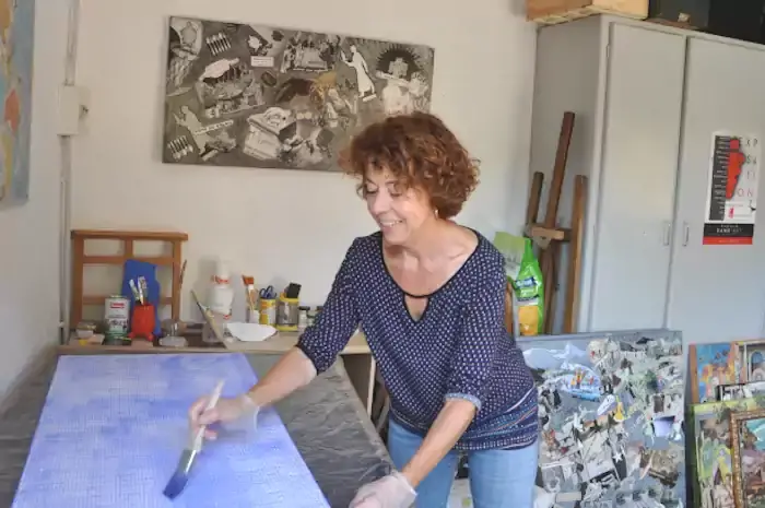 Mona badie dans son atelier à Roquefère