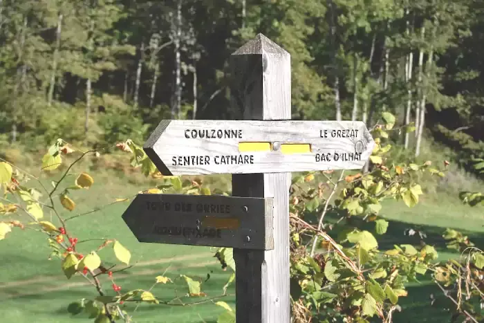 Panneaux de balisage en bois du tour des Orries à Roquefixade