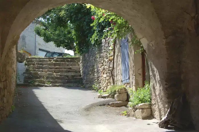 Passage couvert dans le village de Limans