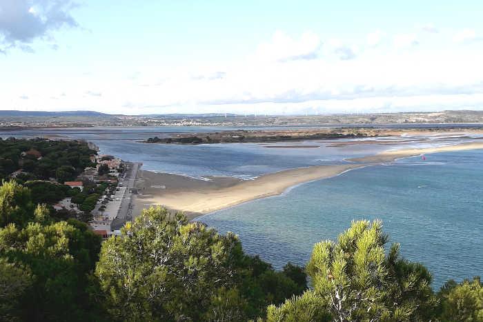 Paysage sur l'étang de La Palme et le village de La Franqui dans l'Aude