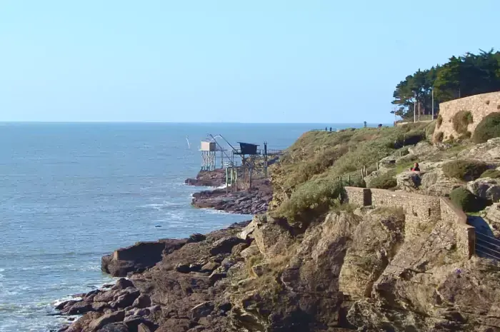 Paysage sur l'océan et les pêcheries du sentier des douaniers à Pornic