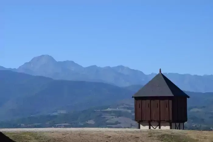 Paysage le pic du midi sur la randonnée de l'abbaye de l'Escaladieu à Mauvezin