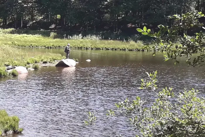 Pêcheur sur la randonnée à Laprade