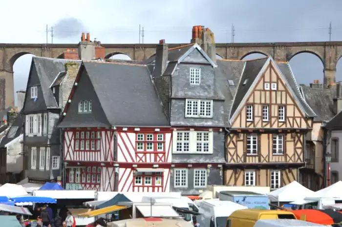 Place Allende à Morlaix le jour de marché