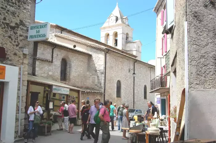 Place de l'église à Sault