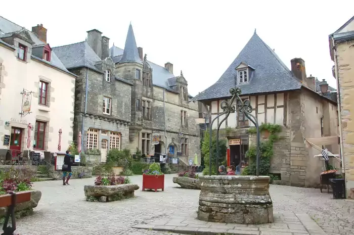 La place du puits à Rochefort-en-Terre