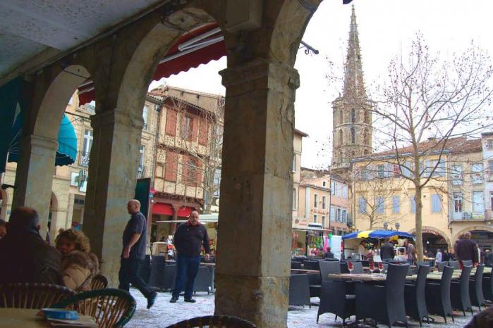 Place de la République à Limoux et l'église Saint-Martin