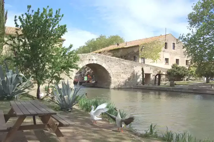 Le pont Saint-Marcel au Somail sur le canal du midi