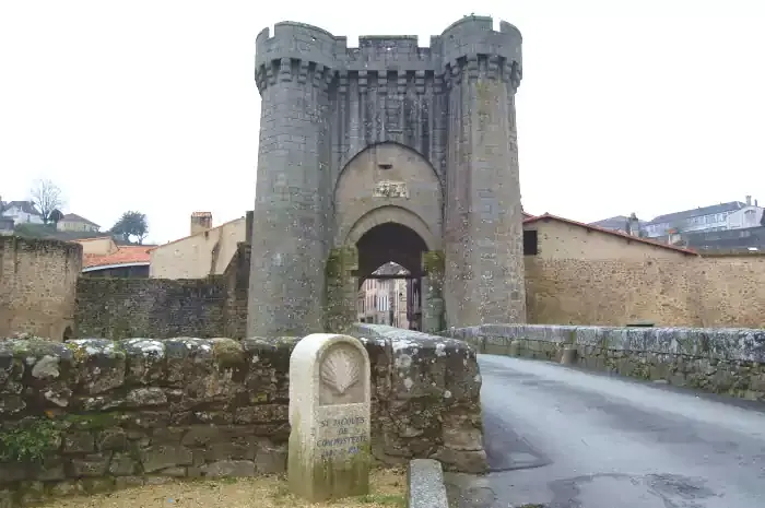 La porte Saint-Jacques de la ville de Parthenay