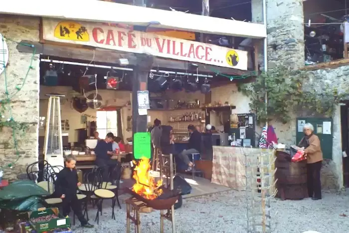 Préparation de grillades au café du village d'Anères