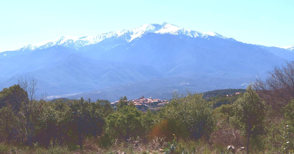 Le village d'Arboussols face au massif du Canigou