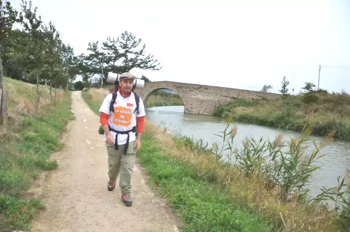 Randonneur sur le canal du midi en région Occitanie