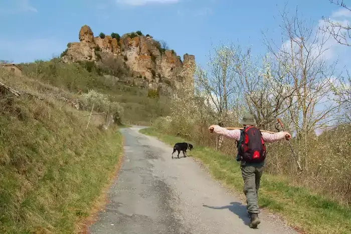 Un randonneur face au rocher de Caylus