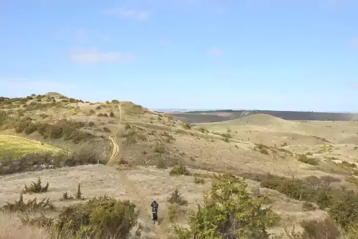 Randonneuse sur le chemin des collines