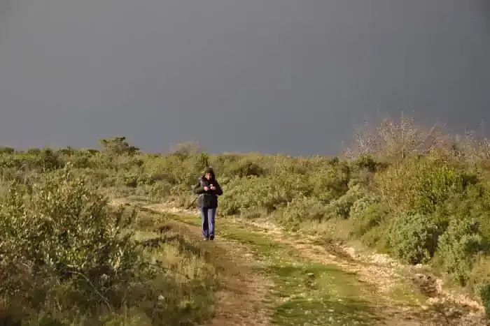 Randonneuse sur un chemin de garrigue sur la randonnée à Cesseras