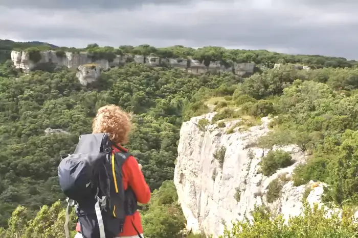 Randonneuse dans les gorges du trémenal sur la randonnée du causse à La Caunette