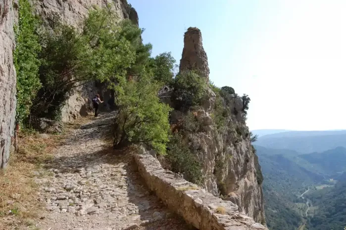 Randonneuse sur le pas de l'Escaliou, ou Fenestrette, à Saint-Guilhem-le-Désert