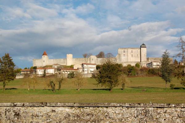 Les remparts de la citadelle de Villebois-Lavalette