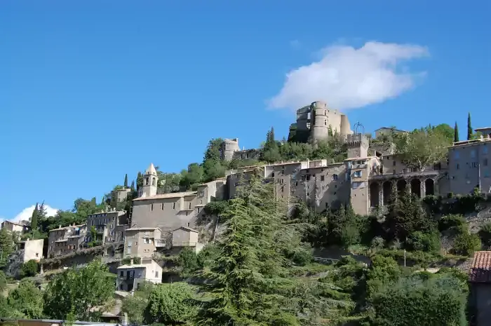 Les ruines du château et le village de Montbrun-les-Bains