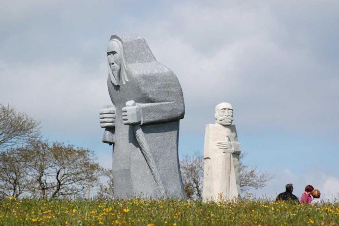 Sculptures de Saint-Ronan et Saint-Cado dans la vallée des Saints