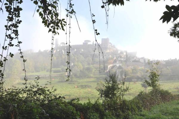 Silhouette du village de Turenne dans la brume