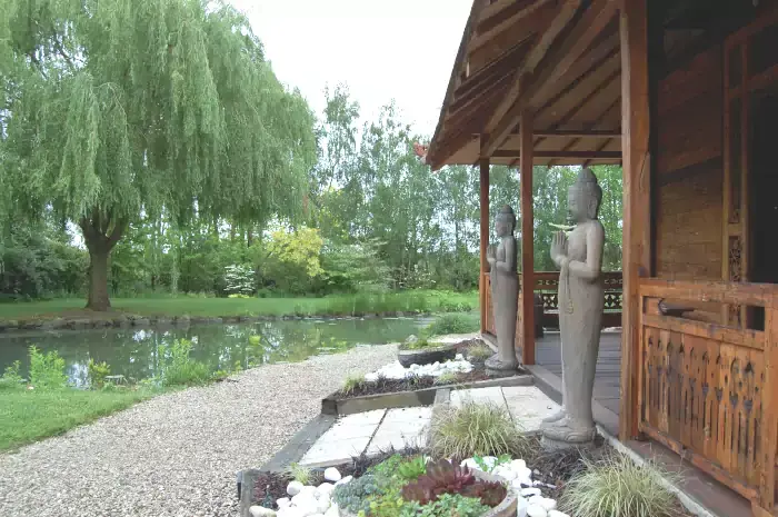 Statues de bouddha devant la pagode du jardin des Martels