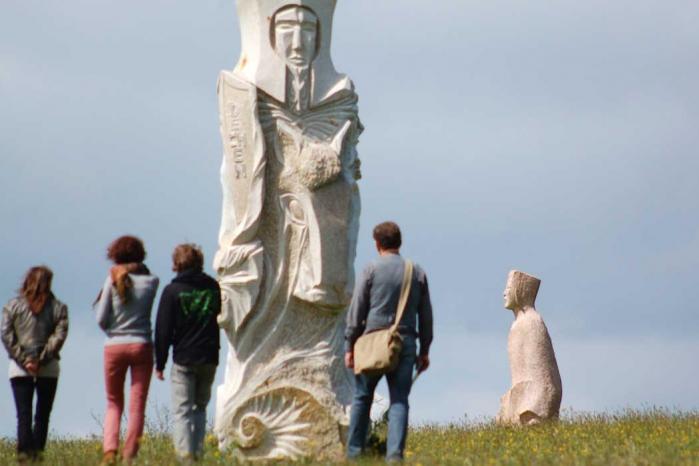 Statue de Saint-Derchen de la Vallée des Saints à Carnoët