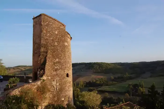 La tour des remparts sur la randonnée à Cordes-sur-Ciel