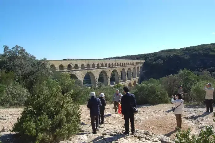 Touristes devant le pont du Gard