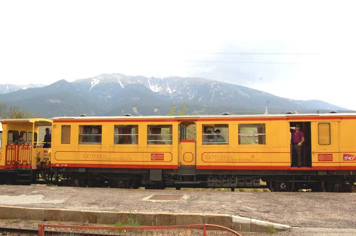 Train jaune devant le Cambre d'Aze dans le Languedoc-Roussillon