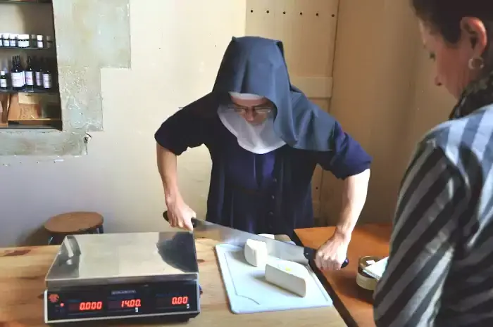 Vente de fromage en tomme à L'abbaye de Boulaur