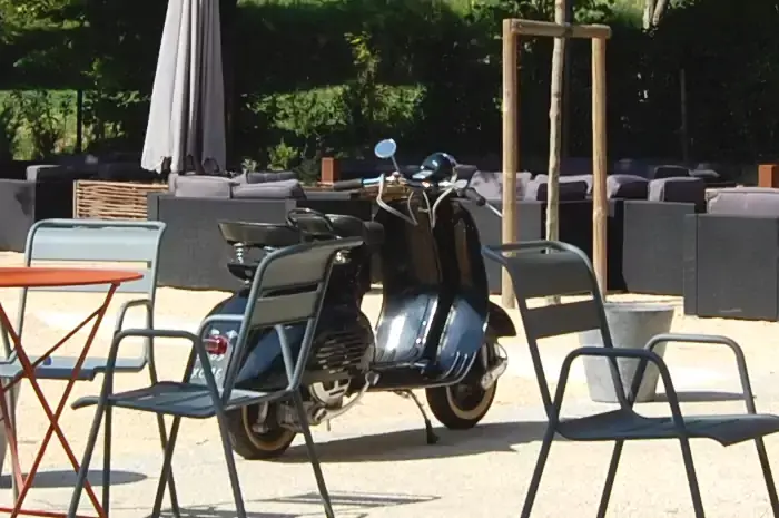 Vespa garé sur la terrasse du Bistrot Sidoine