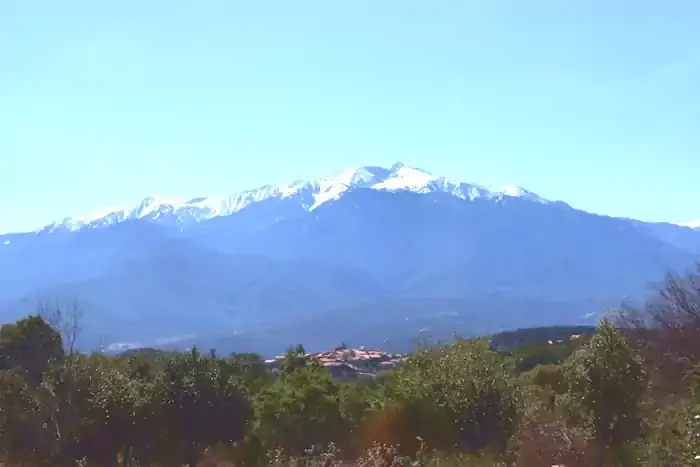 Village d'Arboussols face au massif du Canigou sur la randonnée des chapelles et des églises