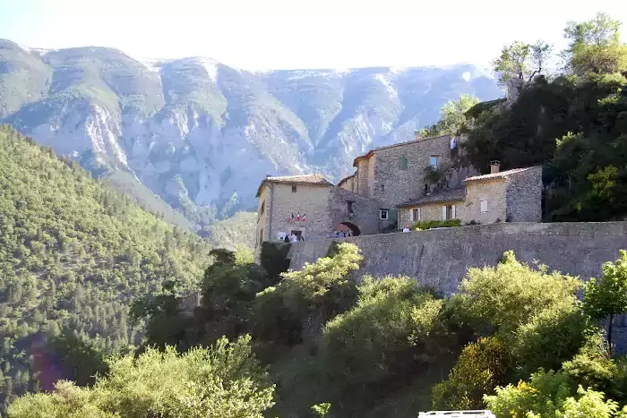 Le village de Brantes face au mont Ventoux