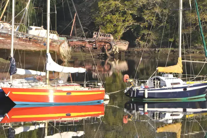 Voiliers et épaves de bateaux dans le port Rhu de Douarnenez