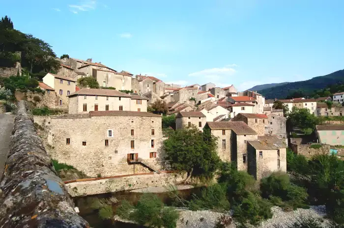 Vue sur Olargues depuis le pont du diable