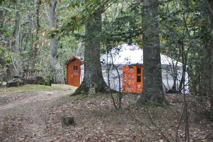 Yourte au milieu des arbres du bois d'Escoumos